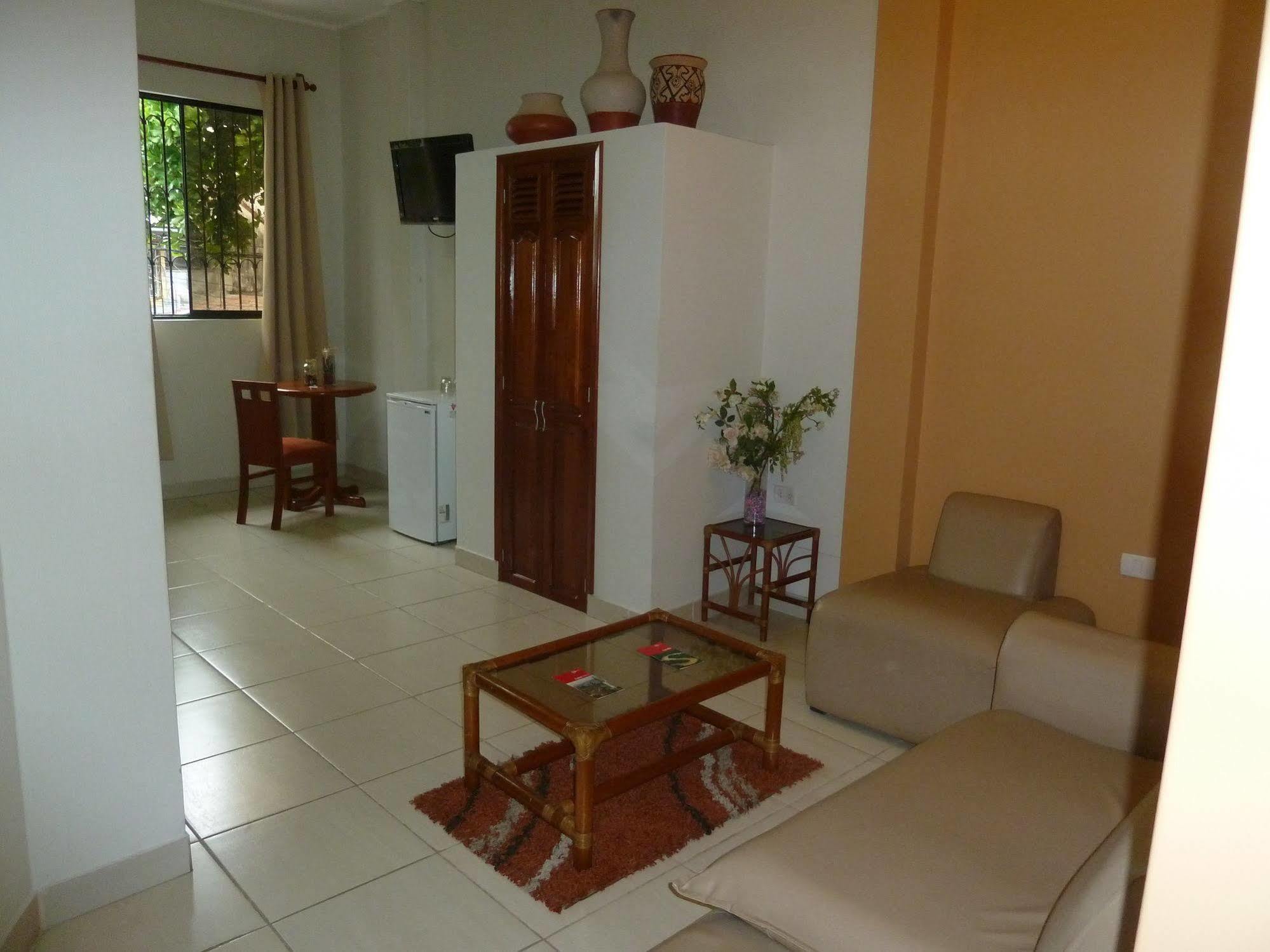 Hostal Huayruro Икитос Экстерьер фото