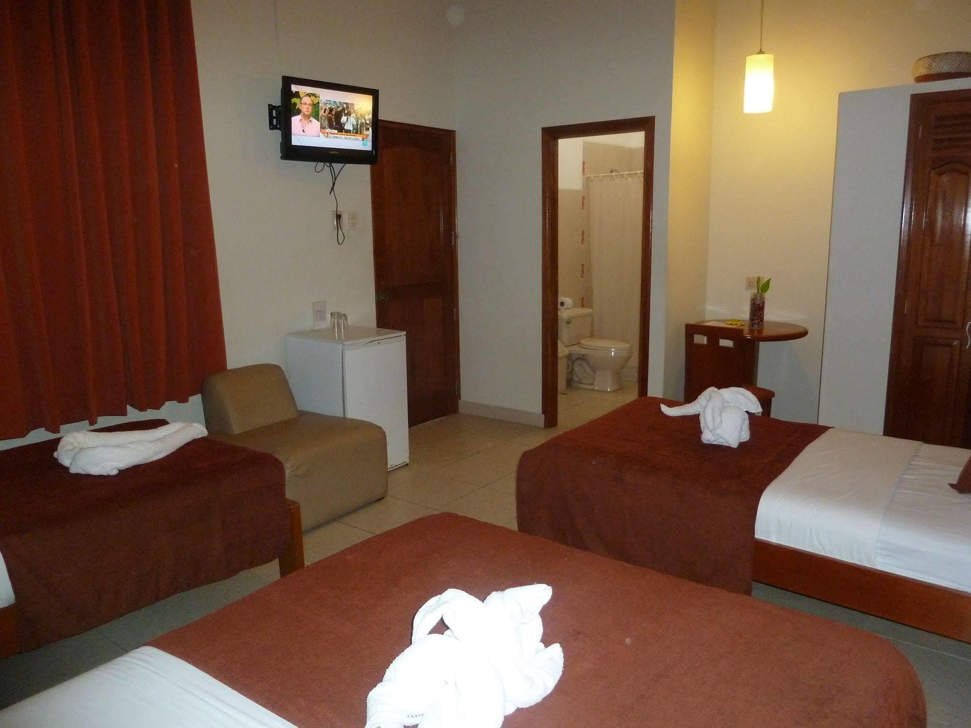 Hostal Huayruro Икитос Экстерьер фото