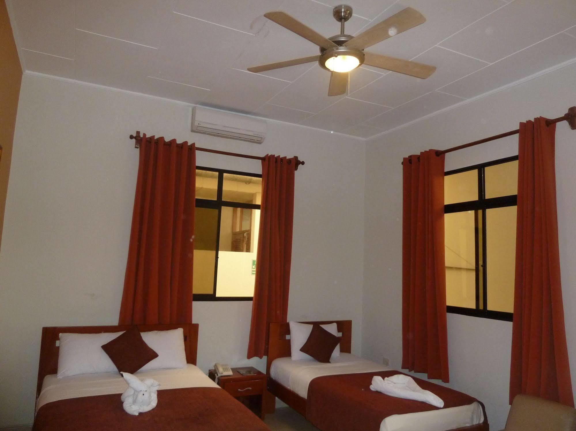 Hostal Huayruro Икитос Экстерьер фото