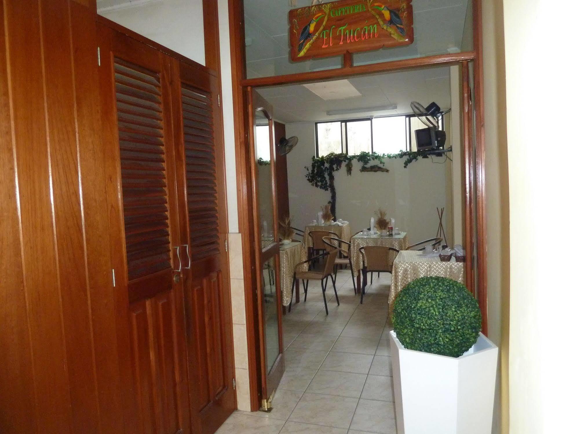 Hostal Huayruro Икитос Экстерьер фото